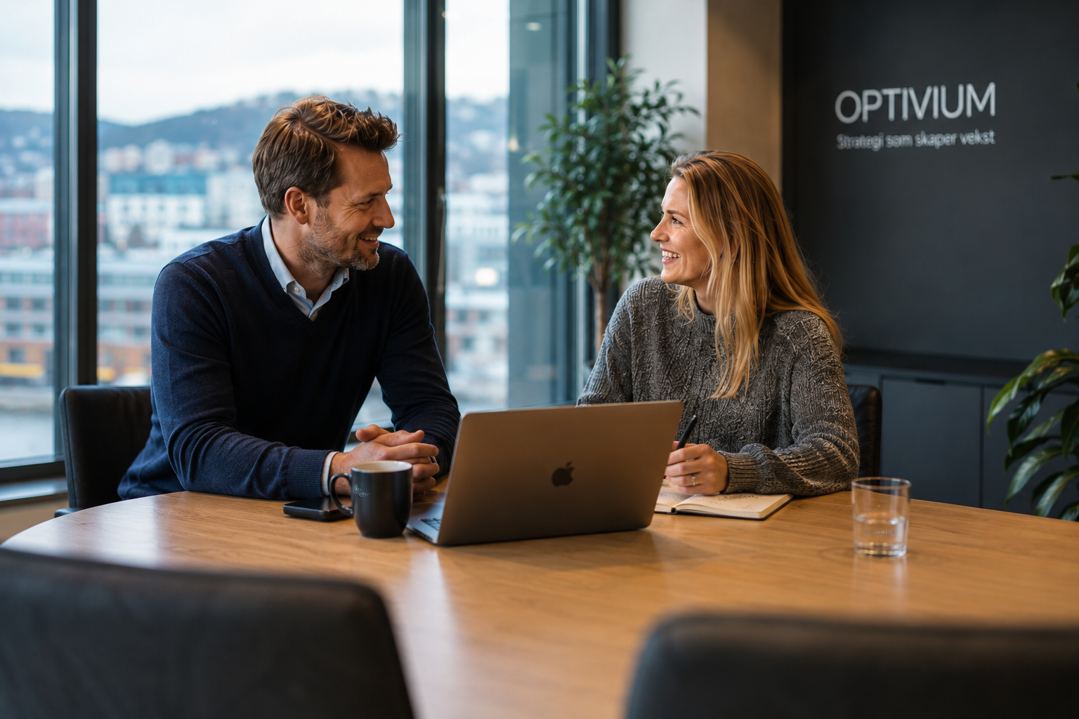 Rådgivere fra Optivium i samtale rundt møtebordet